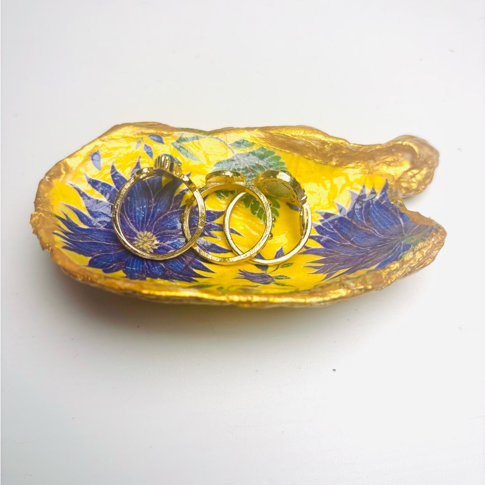 Handcrafted Oyster Shell Ring Dish Mini W/Victorian Blue Floral Decoupage - Picture 4 of 7